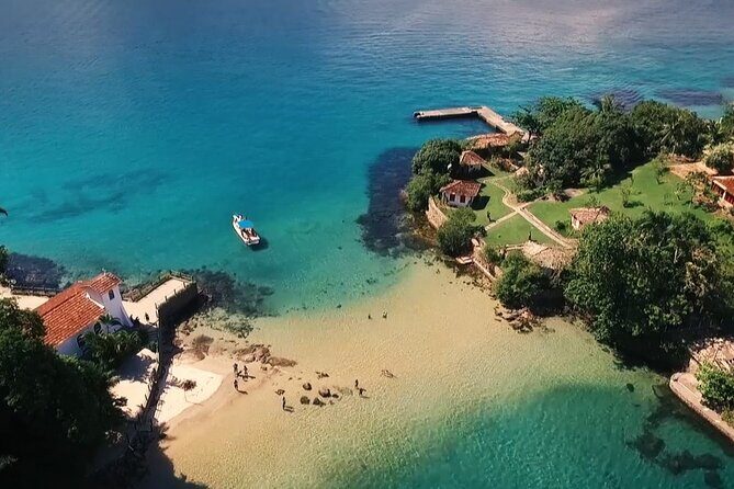 Angra dos Reis with Speedboat Tour - From Rio de Janeiro - Praia das Flechas near Ilha da Gipóia: a food-friendly beach break