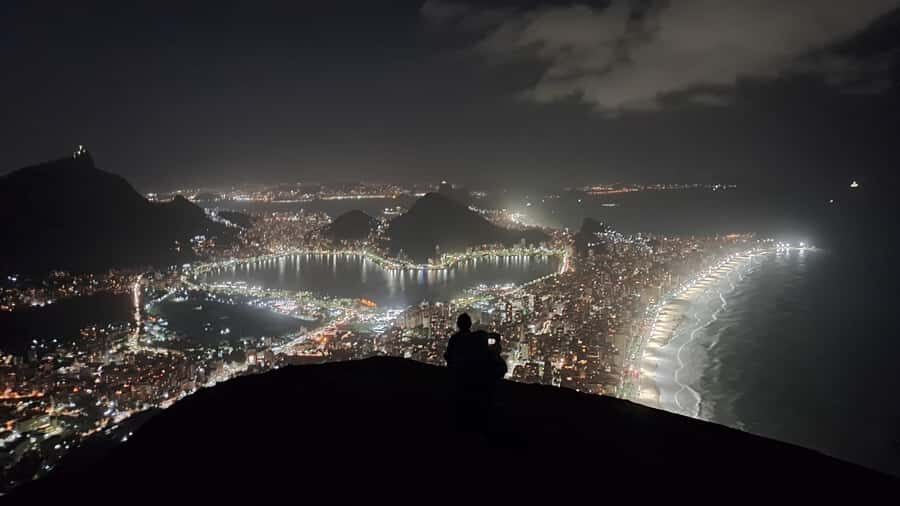 AVenturismo 2 Irmãos hill + Vidigal Favela - The climb begins: bar stop, steep footwork, and real lookout breaks