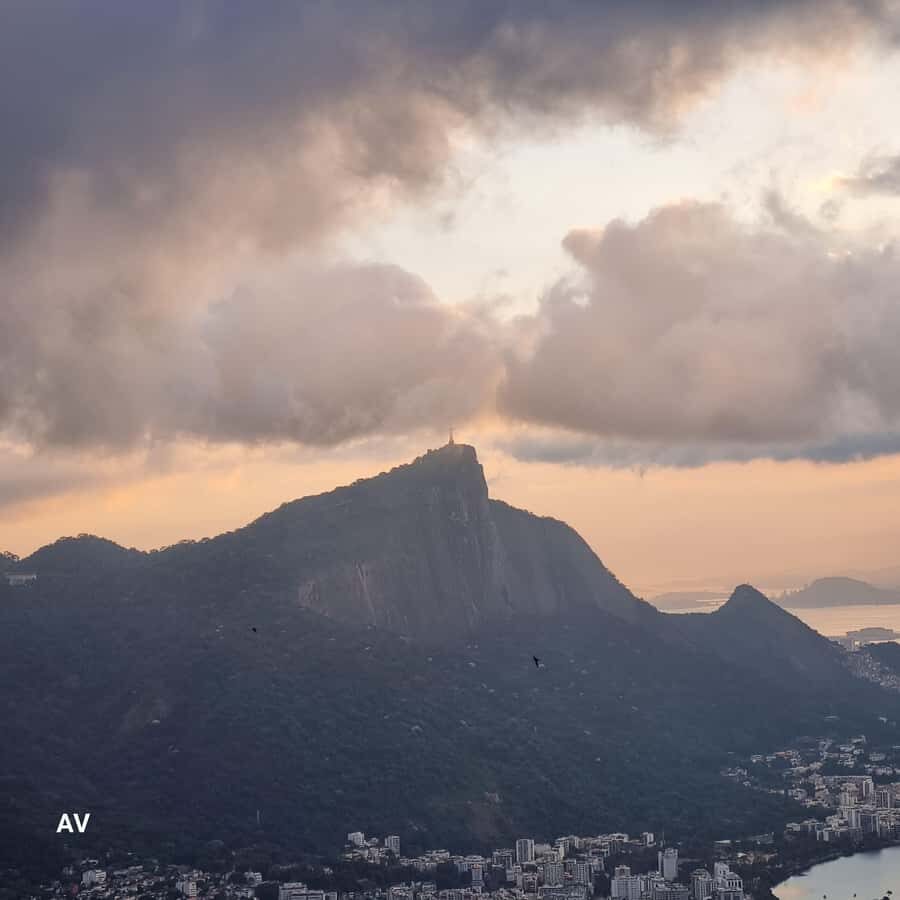 AVenturismo 2 Irmãos hill + Vidigal Favela - Lunch-style breaks: local restaurant stop and a food market visit