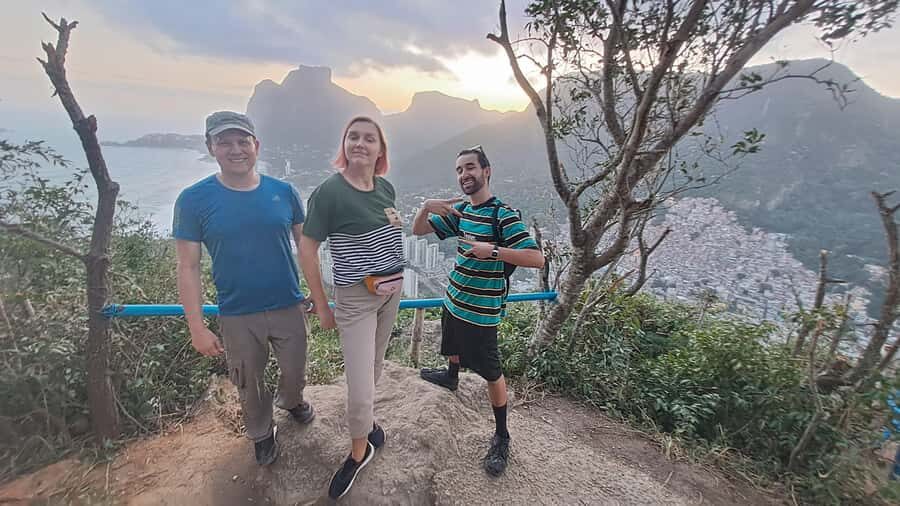 AVenturismo 2 Irmãos hill + Vidigal Favela - The descent plan: moto taxi at good speed through alleys