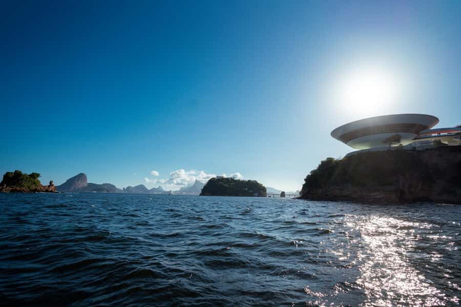 Glória: Sunset Speedboat Cruise with Drinks and Snacks - Sunset Positioning: Getting Christ, Sugarloaf, and the Horizon in One Frame