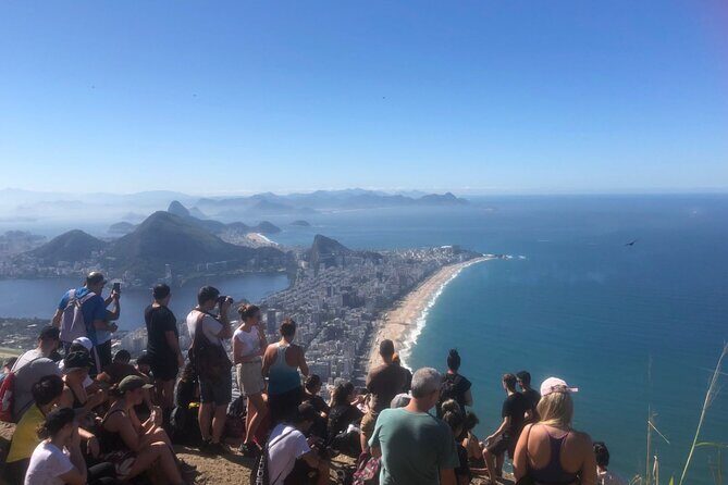 Nascer do sol no Morro dois Irmãos - Praça do Vidigal Start: Getting Set Before the Hike