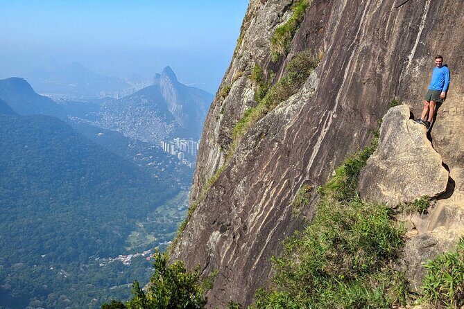 Pedra da Gávea: Explore the city's most famous trail. - Carrasqueira and safety gear: comfort with control