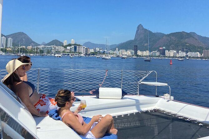 Private Catamaran Tour - Velas do Rio - The Return to Marina da Glória: Sunset Light and Plane Takes-Off Views