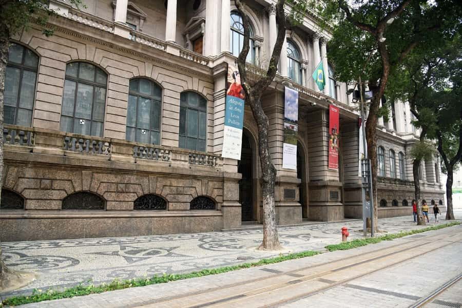 Rio de Janeiro: Historic Rio and Santa Teresa Half-Day Tour - Getting to Santa Teresa: the shift from monuments to creative streets