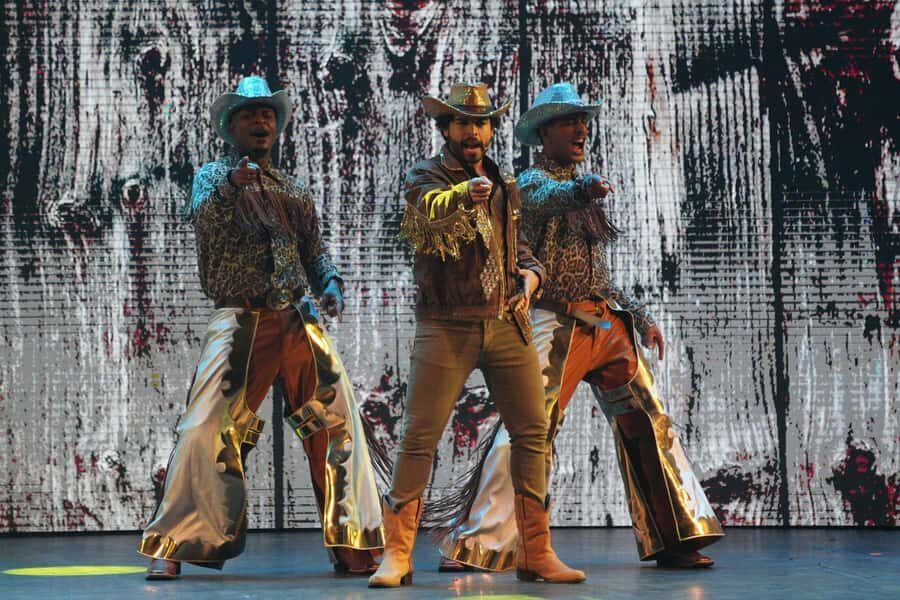 Rio de Janeiro: Roxy Dinner Show with Hotel Pickup - Aquele Abraço: colors, lights, poetry, and technology
