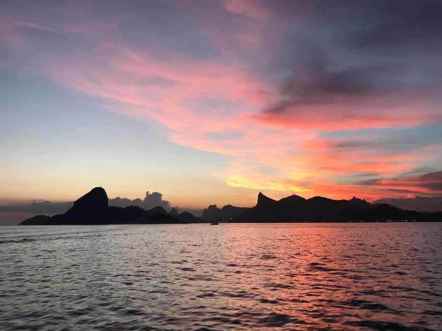Rio de Janeiro: SpeedBoat Tour - Sunset with Beer - Copacabana Beach and Arpoador: where Rio’s shoreline steals the show