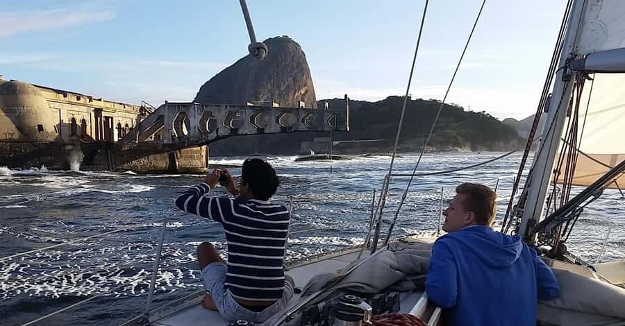 Rio de Janeiro: Wake Up and Sail - Niterói Contemporary Art Museum and Ilha Fiscal: architecture and islands from moving angles