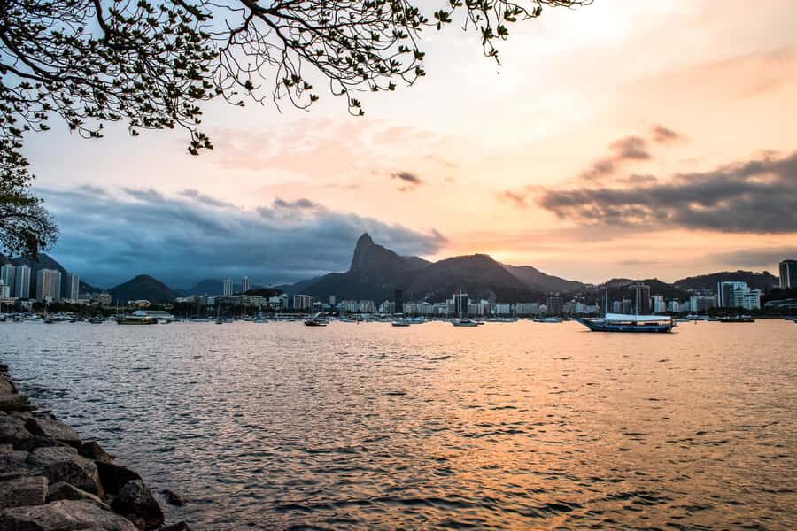 Rio: Guanabara Bay 2-Hour Boat Tour - Modern art architecture you can actually spot from the water