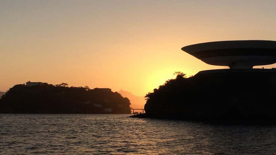 Rio: Guanabara Bay Boat Tour - The long shoreline return: beaches and fortresses
