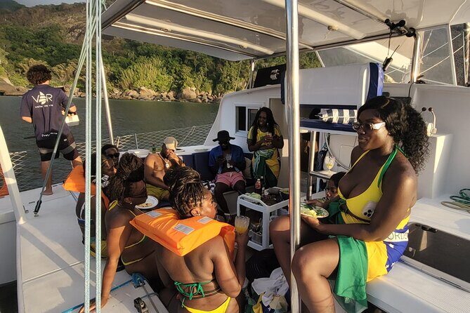 Shared Tour in Vela Catamaran - Velas do Rio - MAC Niterói from the bay: modern art without the museum crowds